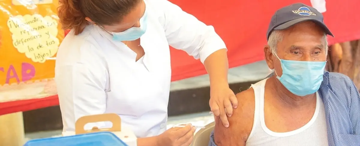 Familias acuden voluntariamente a vacunarse contra la Covid en Tipitapa