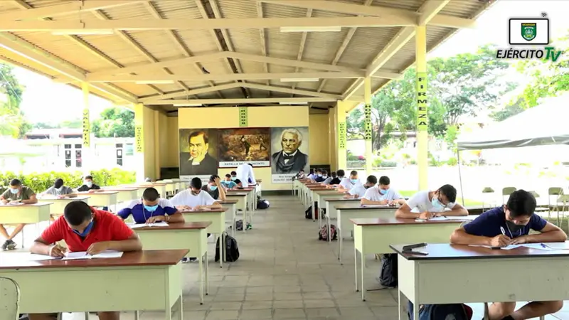 Jóvenes en examen de admisión.