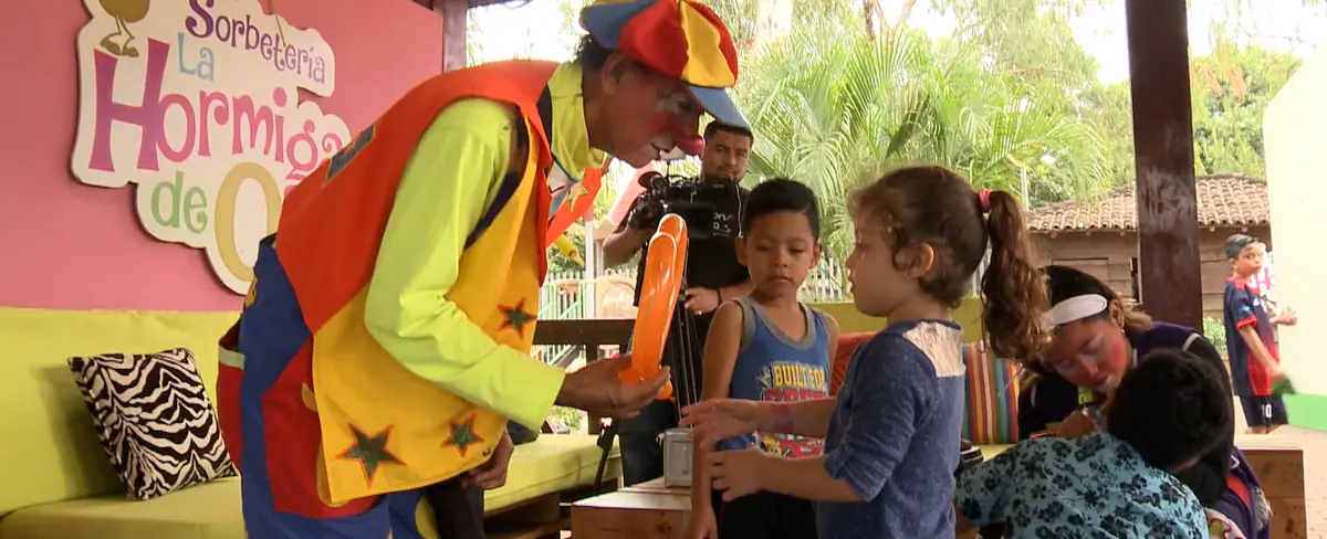 Niños disfrutan tarde recreativa en La Hormiga de Oro
