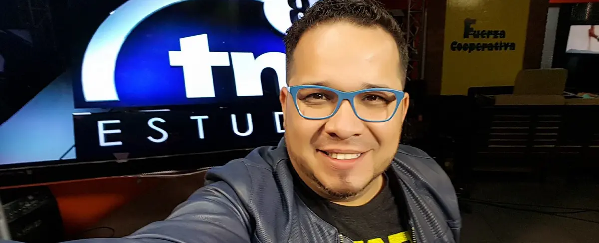 Óscar Ortiz saca a flote sus dotes de cantante