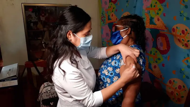 Paciente adulto mayor recibe vacuna contra la Influenza.