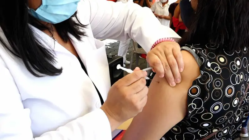 Adulto Mayor es vacunado contra la Influenza