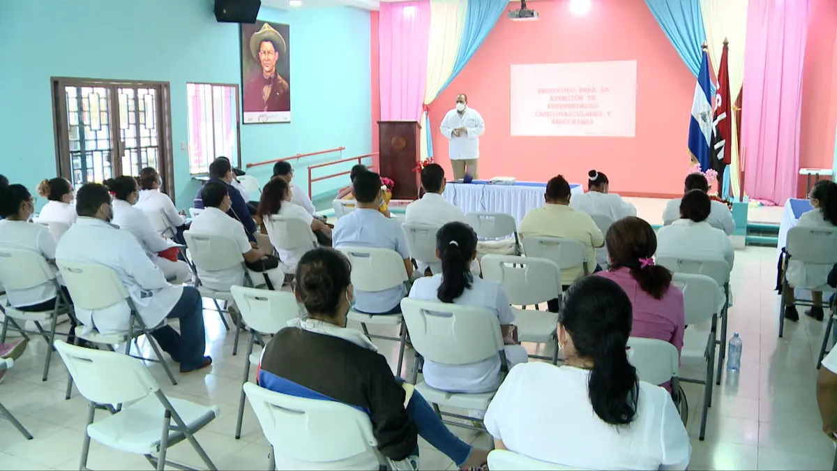 Médicos y enfermeras participan en taller de atención a pacientes crónicos en Managua