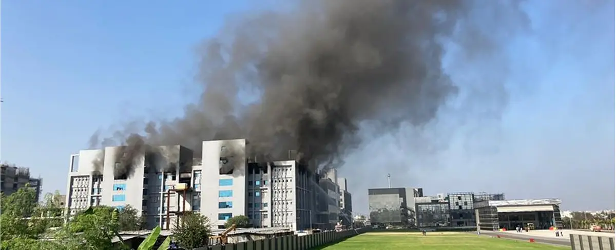 Fuerte incendio en compañía india productora de vacunas a nivel mundial