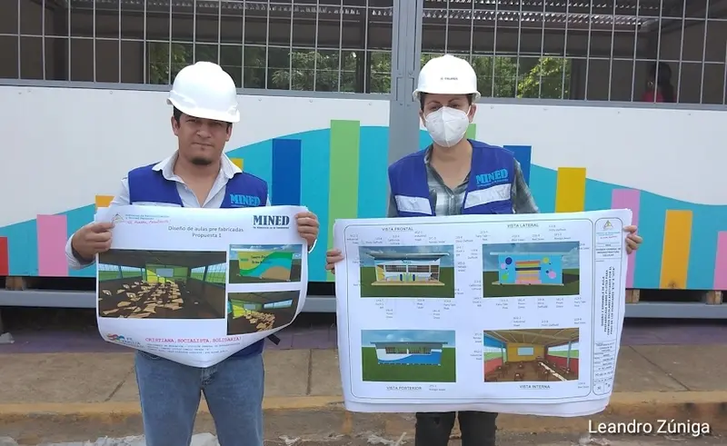 Presentan planos de las aulas prefabricadas.