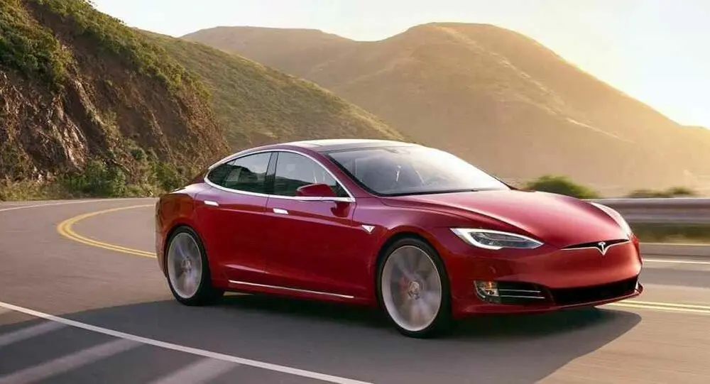 Nuevo Modelo futurista de Tesla Model S genera controversia en redes sociales
