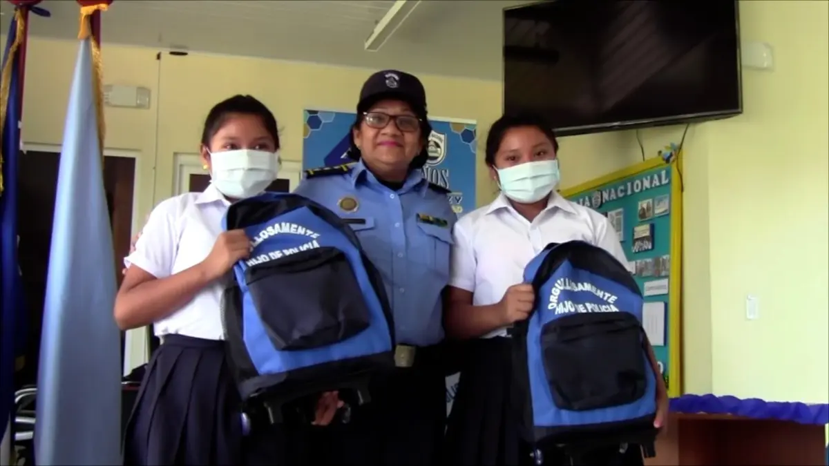 Continúa entrega de útiles escolares a hijos de policías en Boaco