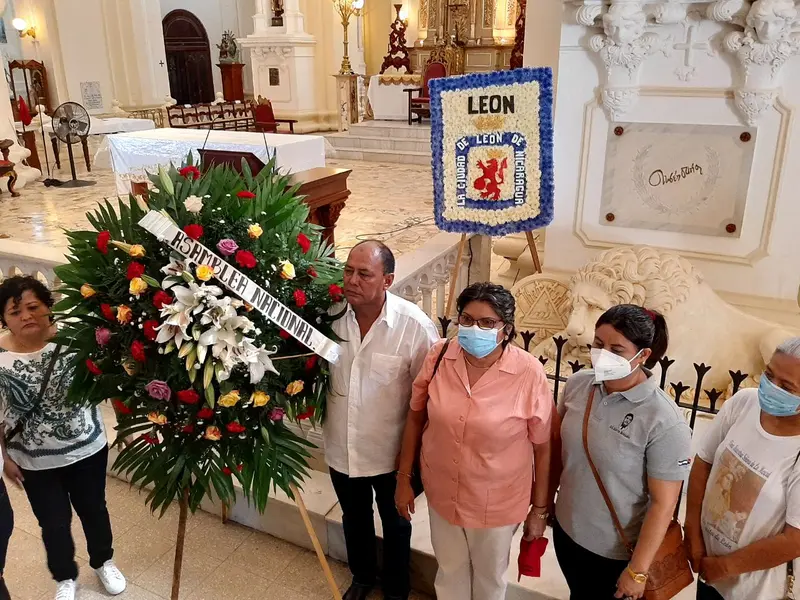 León realiza desfile de académicos en honor a Rubén Darío
