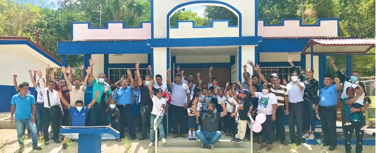 Estudiantes de la comunidad Los Mangos celebran rehabilitación de centro escolar