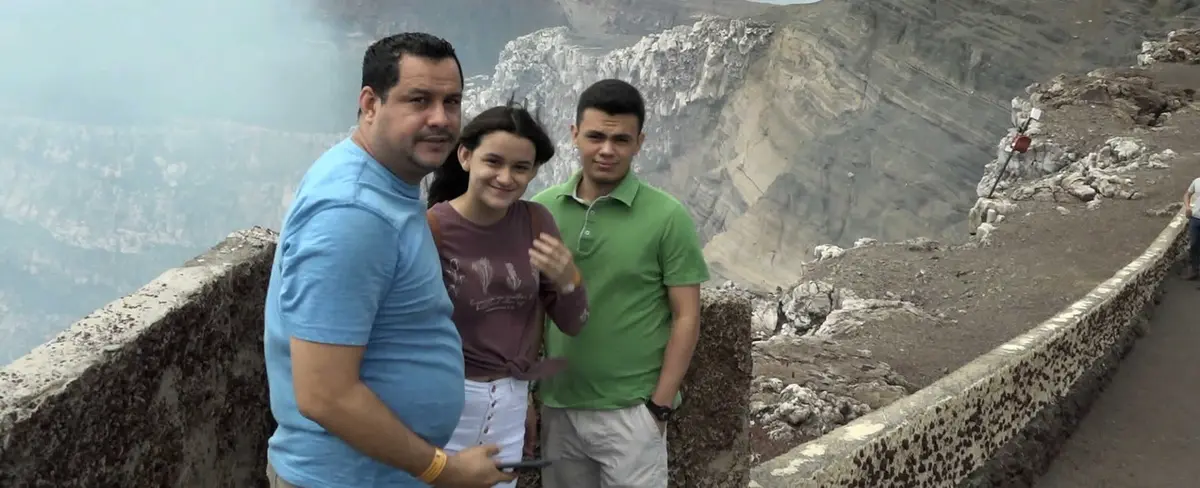 Familias visitan atracciones turísticas en el parque nacional Volcán Masaya
