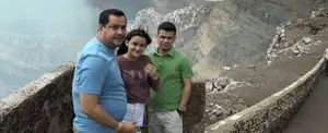 Familias visitan atracciones turísticas en el parque nacional Volcán Masaya