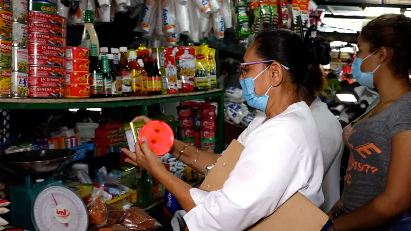 Comerciantes cumplen con normas de higiene en el mercado Israel Lewites