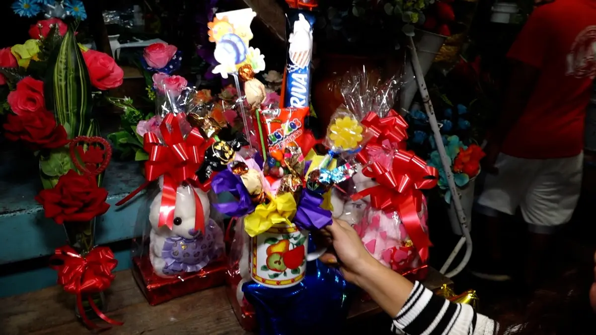 Comerciantes adornan con flores y dulces el mercado Roberto Huembes