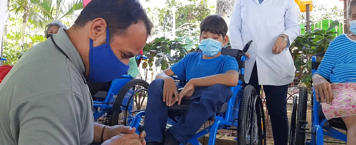 Protagonistas del programa Todos con Voz reciben sillas de ruedas en Masaya