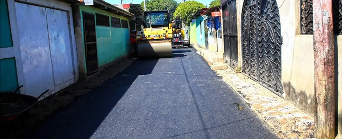 Comuna capitalina supervisa obra de pavimentación en barrio René Cisneros