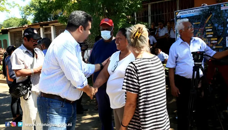 Comuna capitalina supervisa obra de pavimentación en barrio René Cisneros 