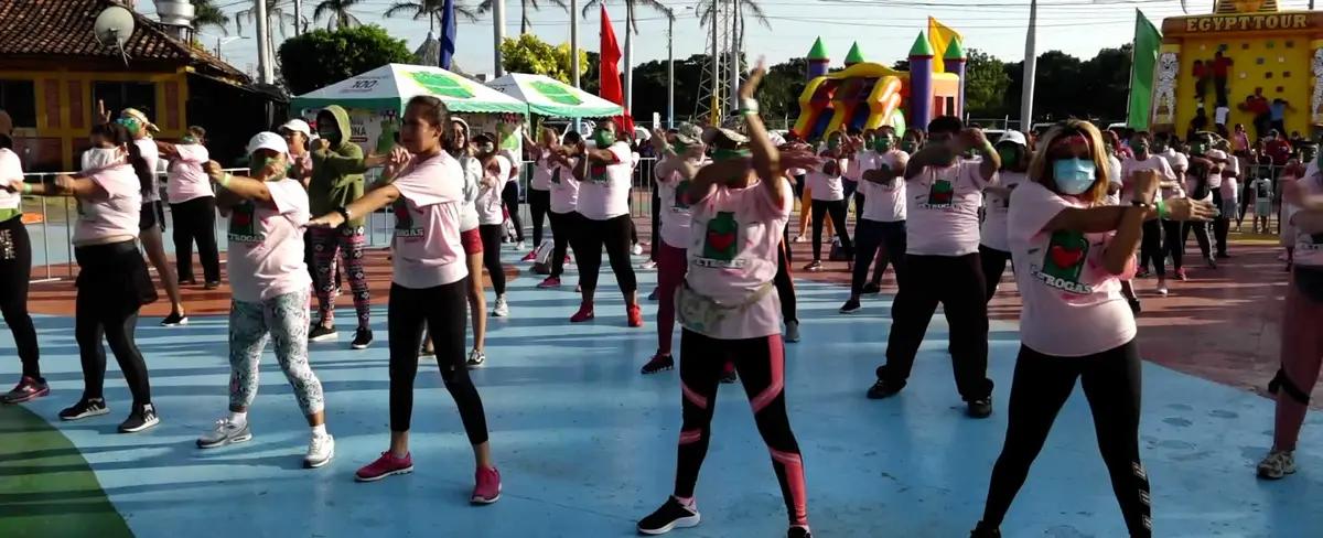 Celebran el Amor y la Amistad con alegre zumbatón en el puerto Salvador Allende