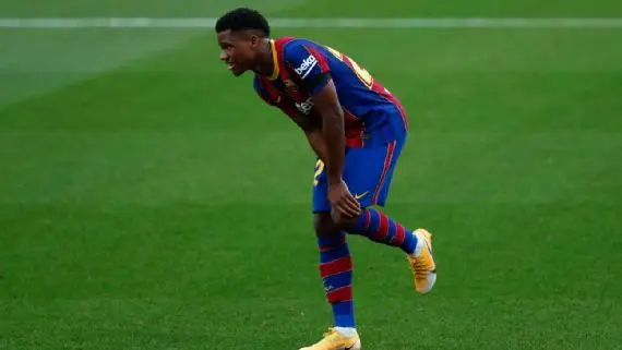 Ansu Fati desata las alarmas en el Barcelona por su lesión de rodilla