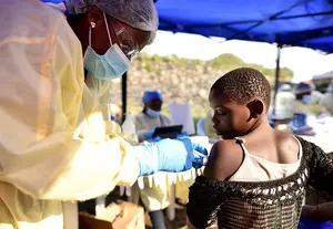 Refuerzan vigilancia sobre brote de ébola tras segunda muerte en Congo