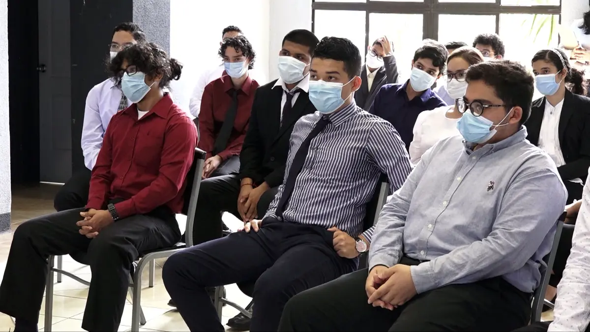 Banco Central presenta a 25 jóvenes favorecidos para estudiar Economía y Negocios