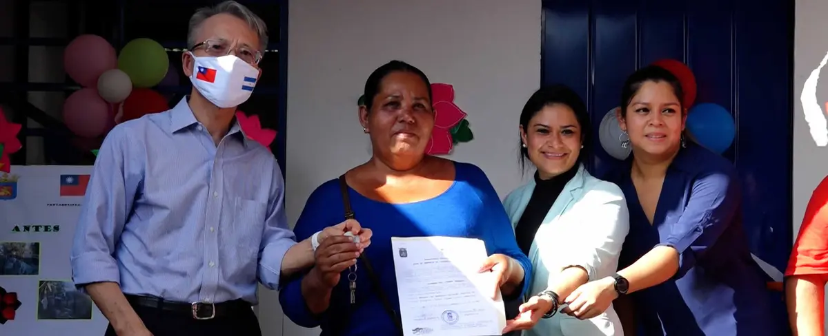 Un incendio consumió su vivienda, pero hoy recibe una totalmente nueva