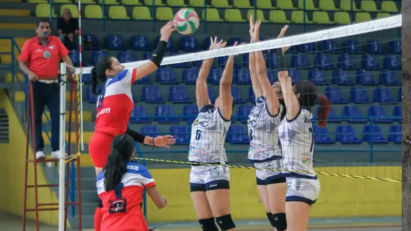 Leonas mantienen el primer lugar en voleibol femenino Leonas mantienen el primer lugar en voleibol femenino