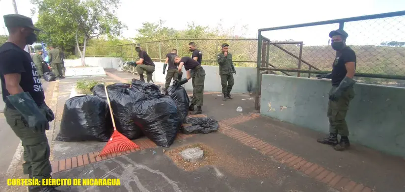 Efectivos militares recolectan desechos sólidos en la Laguna de Tiscapa