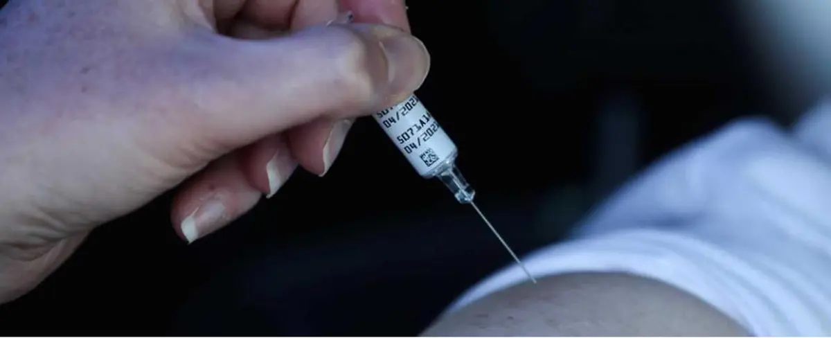 Reino Unido planea exponer a voluntarios para probar fármacos anti COVID-19
