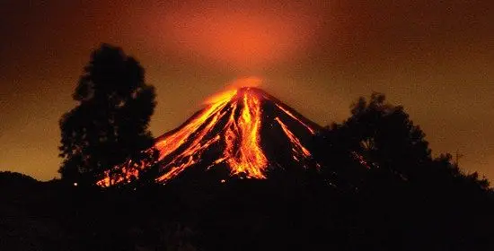 Alerta roja en ciudades de Guatemala por erupción de dos volcanes