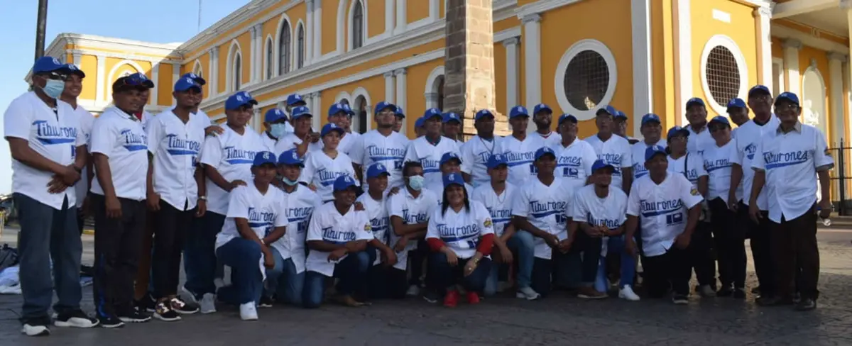 Tiburones de Granada reciben utilaje deportivo de cara al Pomares 2021