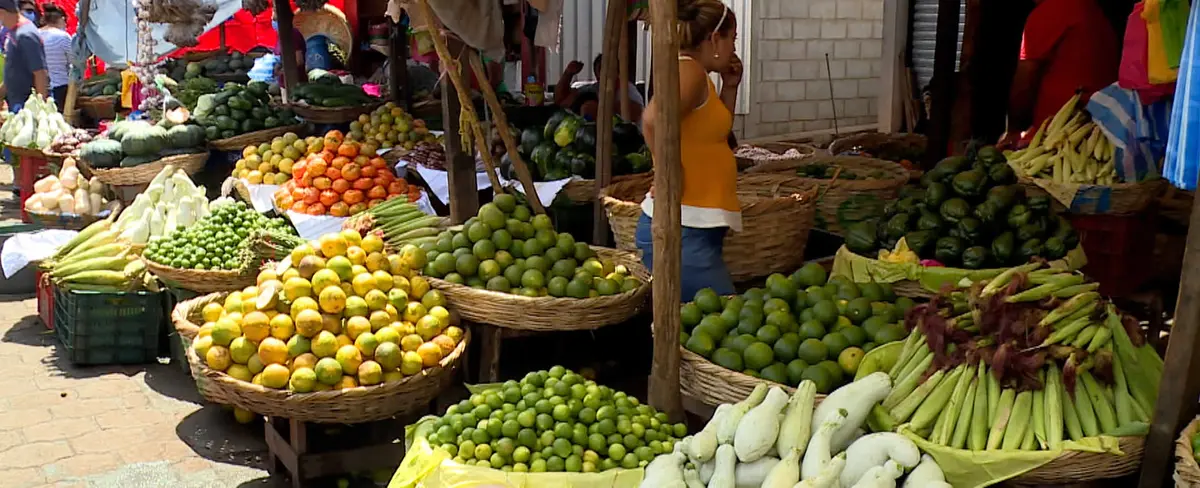 Mercado Mayoreo surtido de frutas y verduras para Semana Santa