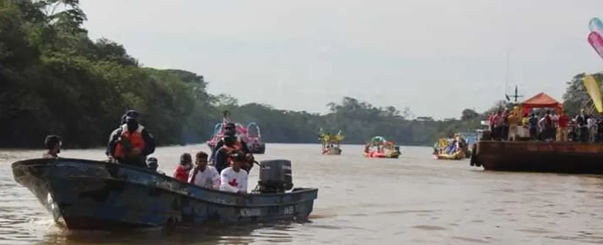 Efectivos militares brindan seguridad al Carnaval Acuático en el Puerto Arlen Siu