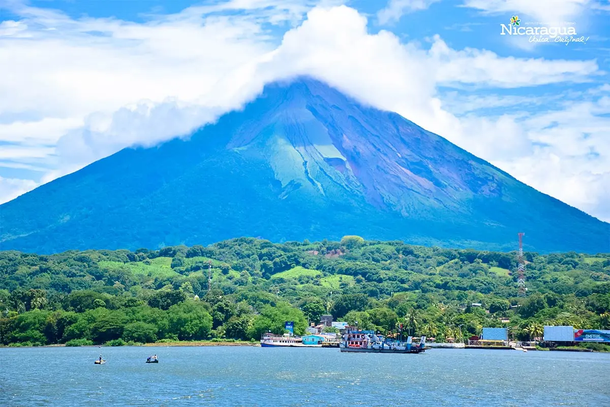 Familias disfrutan del verano en la paradisíaca Isla de Ometepe