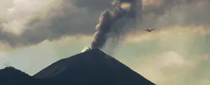 Actividad volcánica fuerza el cierre del aeropuerto en Guatemala