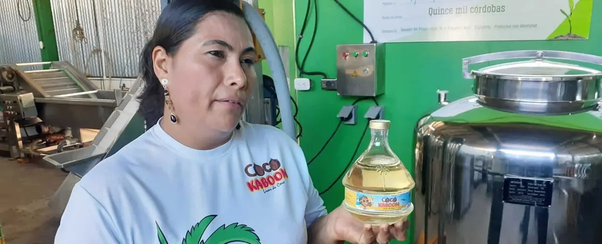 Doña Mirna González saca adelante a su familia exportando ron de coco