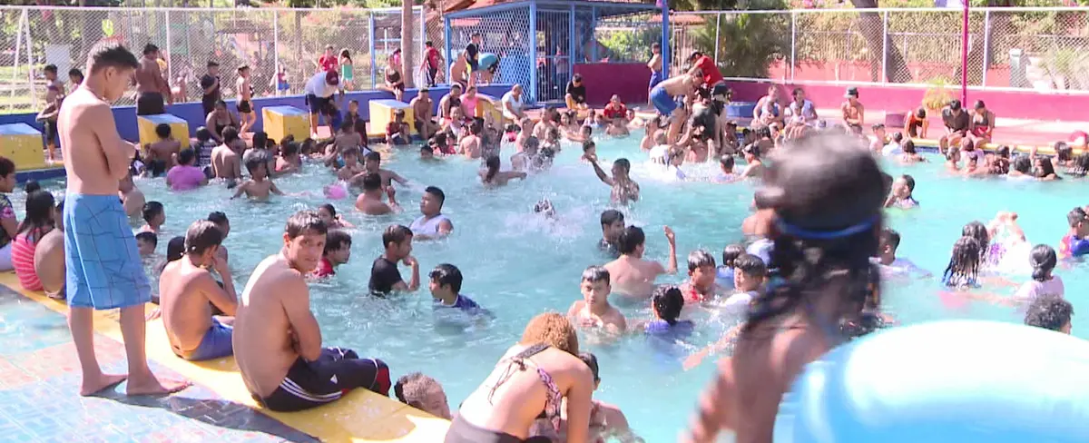 Familias apaciguan el calor en las ricas aguas del Centro recreativo Xilonem