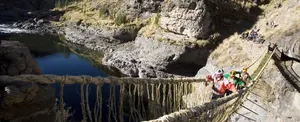 El último puente colgante inca cae sobre el río Apurímac