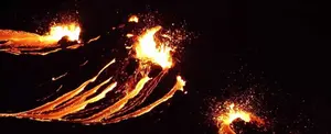 ¡Impresionante! Dron capta resplandecientes ríos de lava en un volcán islandés