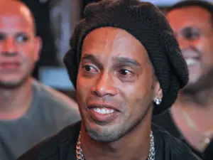 ¡Toca fondo! Ronaldinho es víctima del alcohol tras la muerte de su madre