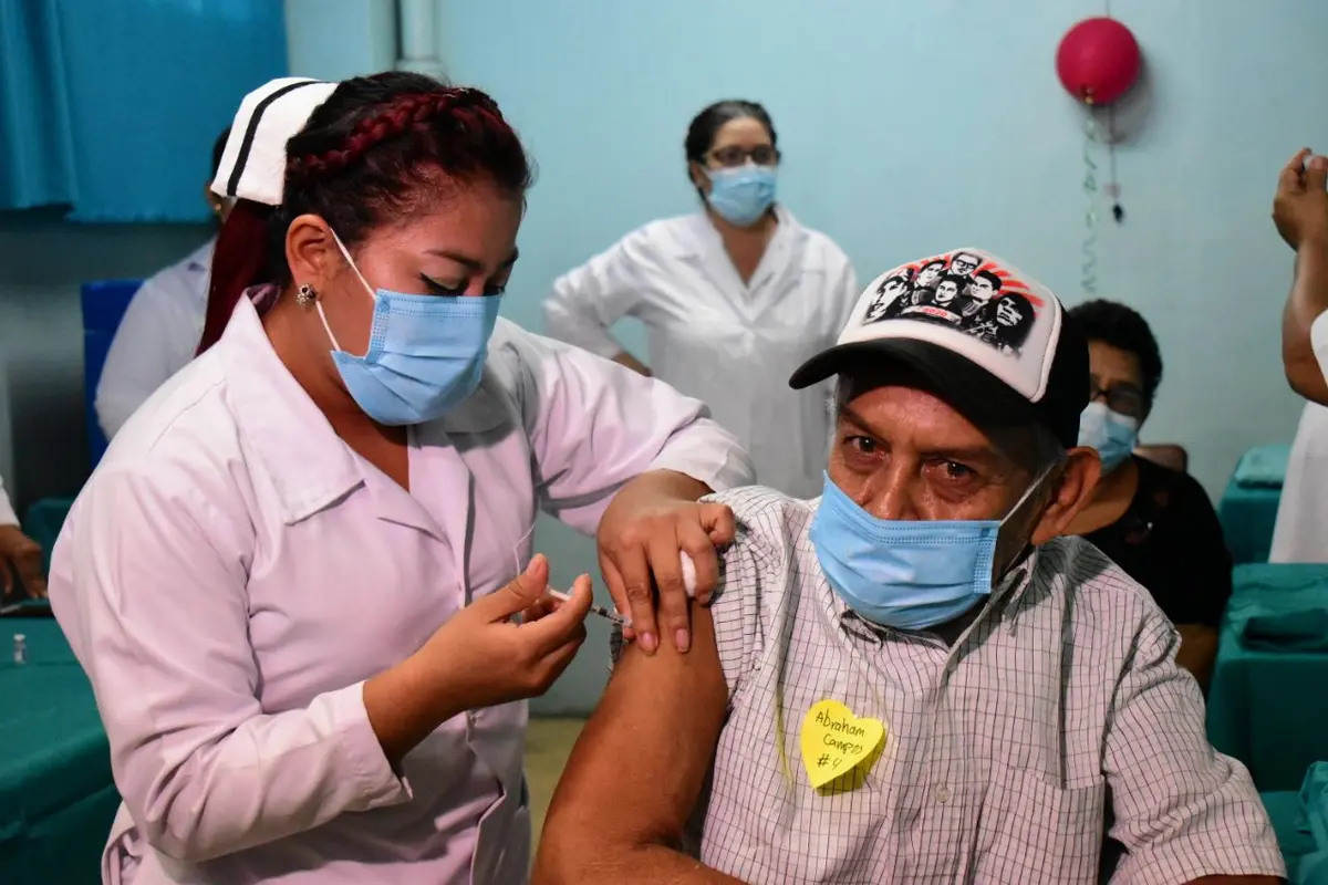 Vacuna contra la Covid fortalece sistema inmunitario a pacientes de León