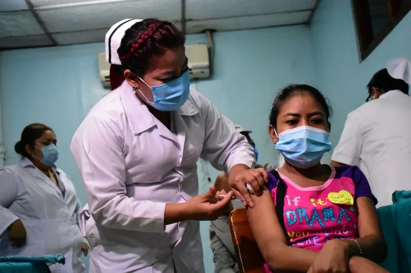 Vacuna contra la Covid fortalece sistema inmunitario a pacientes de León Vacuna contra la Covid fortalece sistema inmunitario a pacientes de León