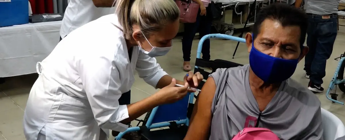 Buen Gobierno brinda seguridad a pacientes crónicos con vacuna anti Covid