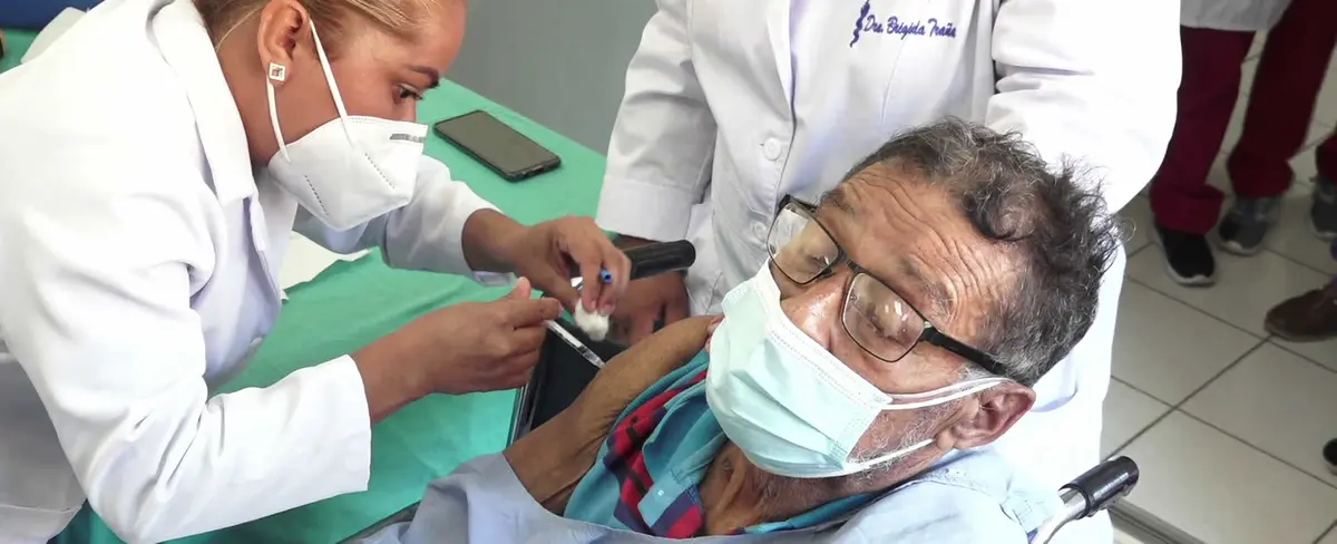 Pacientes de hemodiálisis son vacunados contra el Coronavirus en Managua