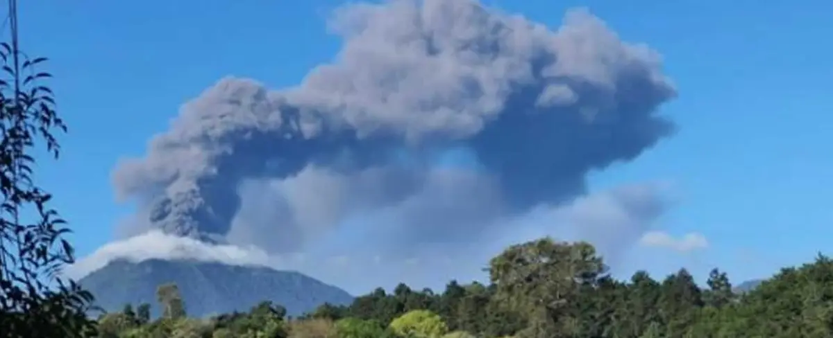 Volcán Pacaya expulsa flujos de lava y columnas de gases en Guatemala