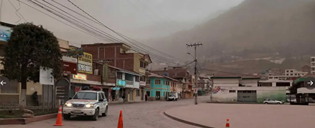 Densa columna de cenizas del Sangay bloquea la luz solar en Ecuador