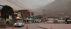 Densa columna de cenizas del Sangay bloquea la luz solar en Ecuador