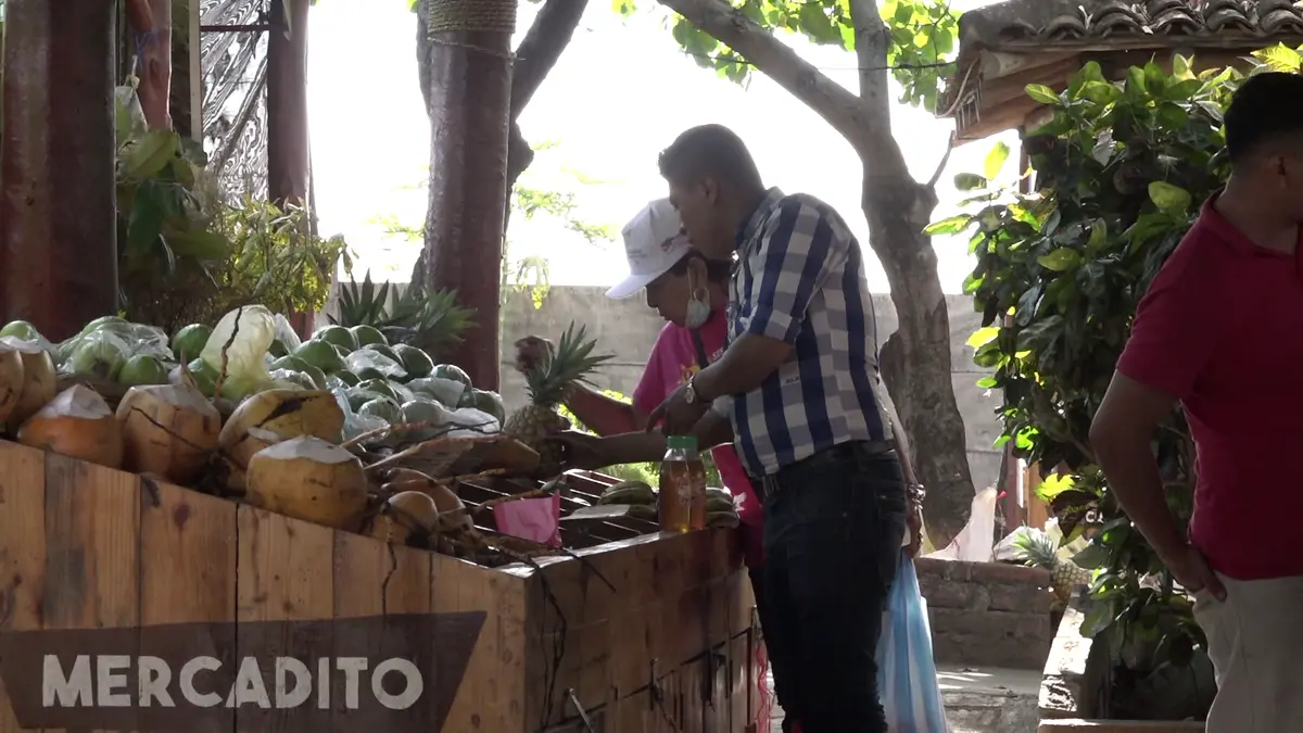 Nicaragüenses adquieren jugosas frutas y verduras en el Parque de Ferias
