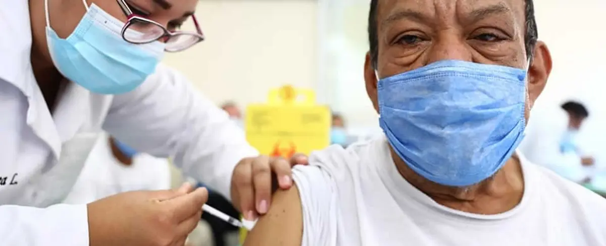 Adultos mayores de 60 años son inmunizados contra el Coronavirus en Tipitapa