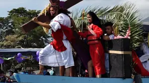 Proyectan vida y resurrección de Jesús en viacrucis acuático en Granada