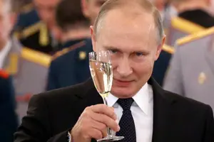 Vladimir Putin reta a Joe Biden a debate online sin libretos